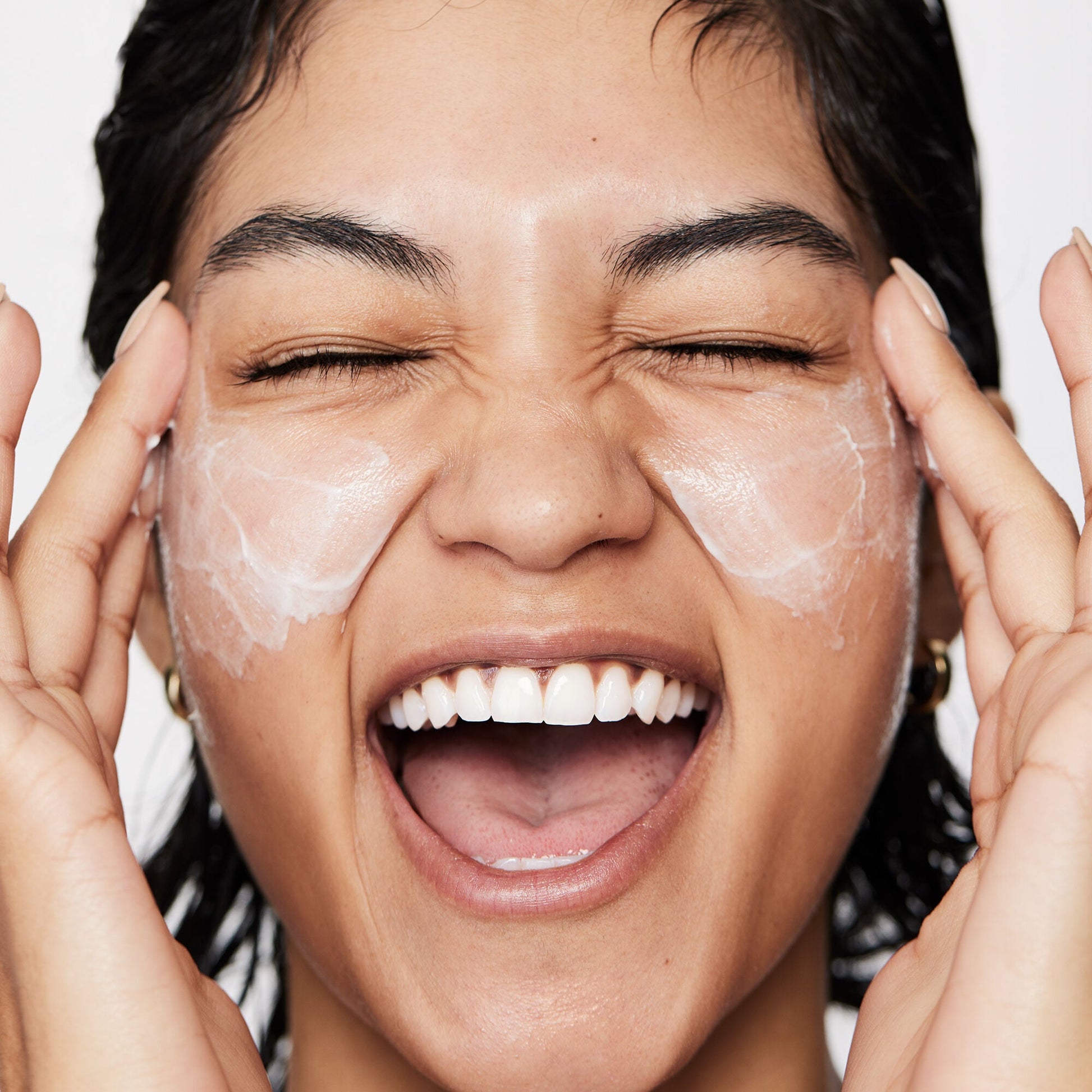 pure-skin-moisturizer-u4 040822_Model_Pure-Moisturizer_200_RT2-V1_RGB040822_Model_Pure-Moisturizer_200_RT2-V1_V1_IGF.jpg
