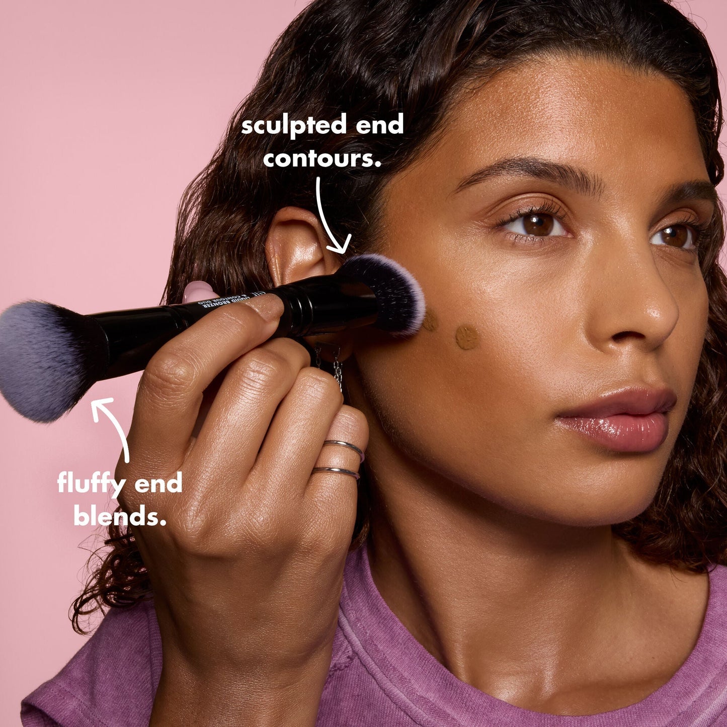 liquid-bronzer-and-contour-duo-brush-n0 0426_EDU_LiquidBronzer_ContourDuoBrush_BenefitModel.jpg