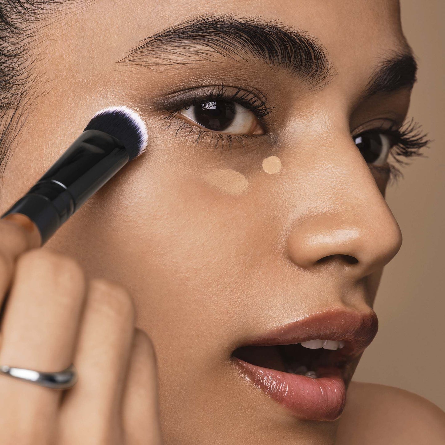 tap-and-blend-concealer-brush-j8 042925_Dipti_SoftGlam_Brushes_App_0044_477_w3QC_IGF.jpg