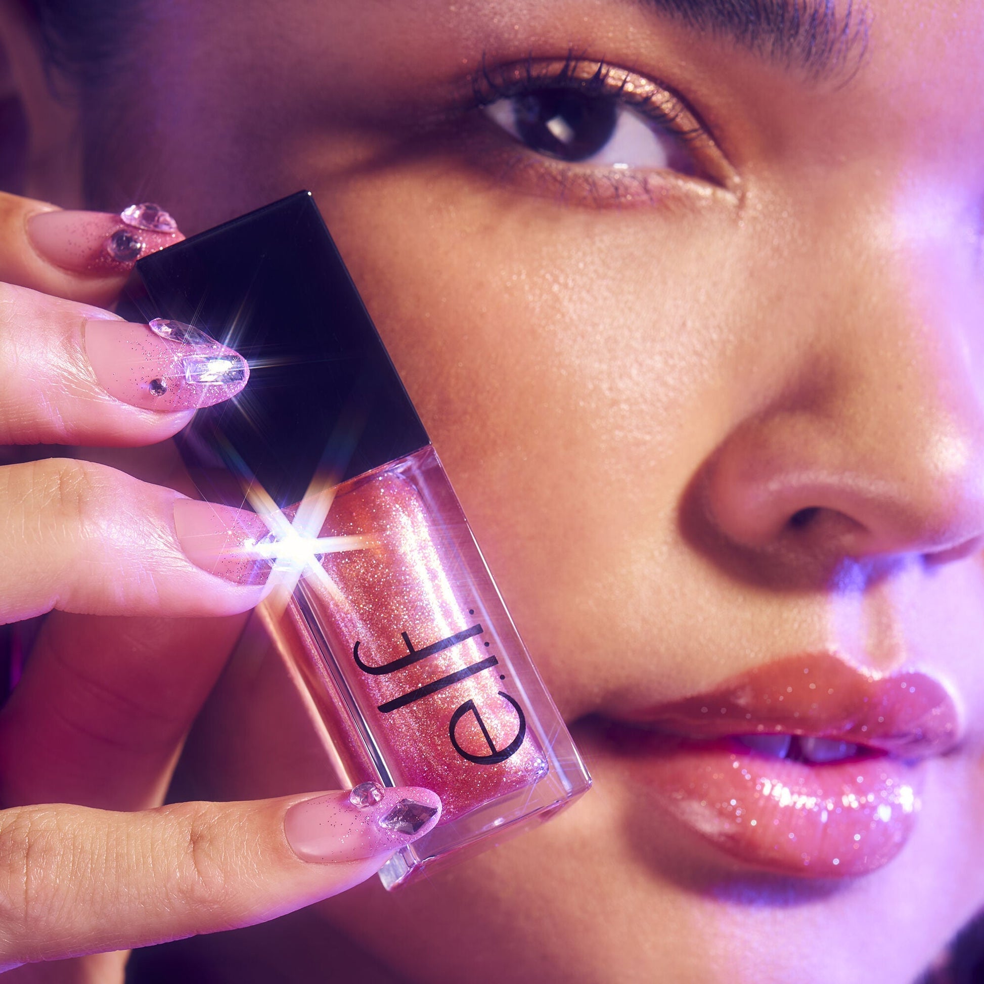 glow-reviver-plumping-lip-oil-e3 072225_Breanna_LipPlump_0391_2000x2000_0613e084-a418-44f9-b40d-c461b7a4b6db.jpg
