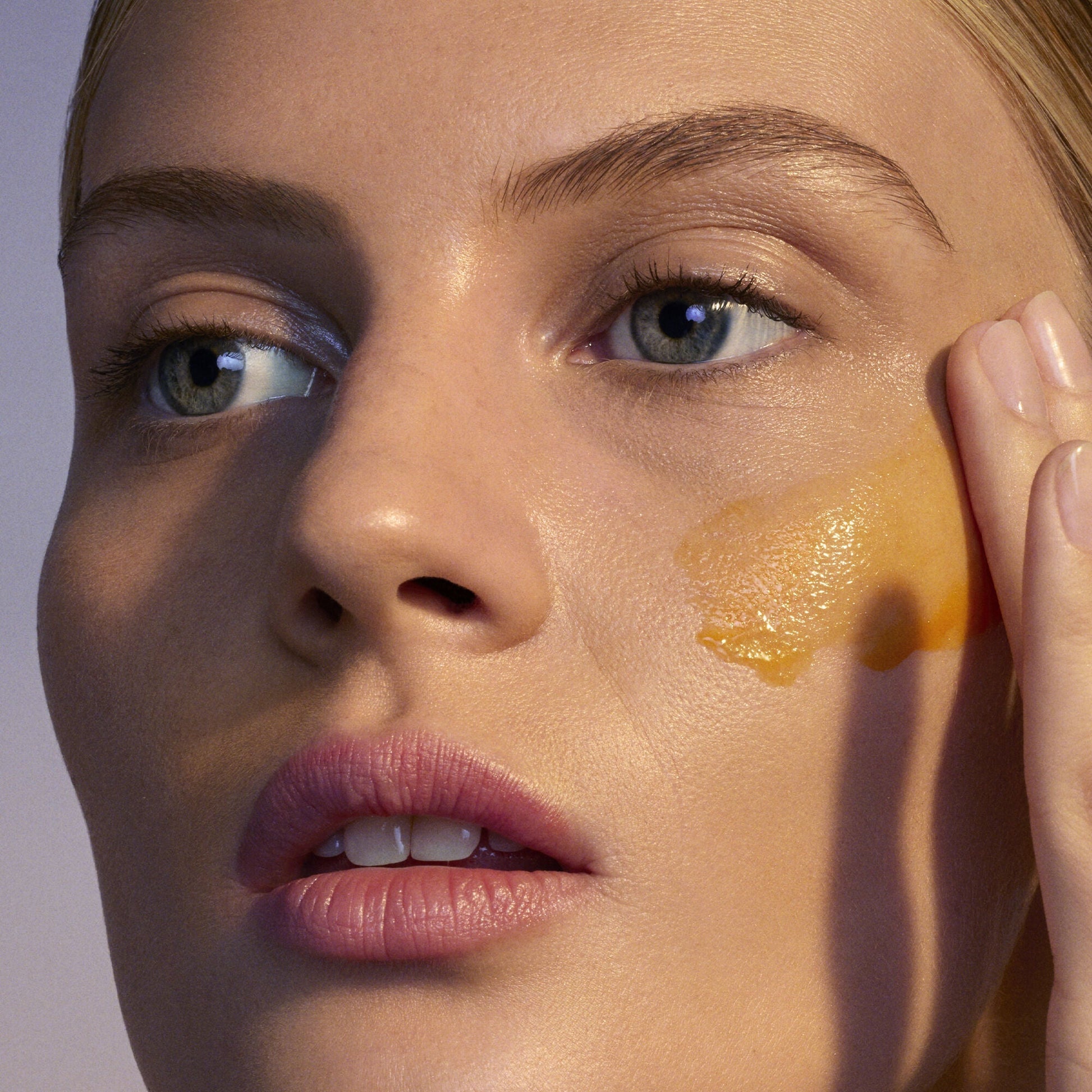 youth-boosting-advanced-night-retinoid-serum-regular-j0 080222_Florence_ANR_0403_IGF_V2.jpg