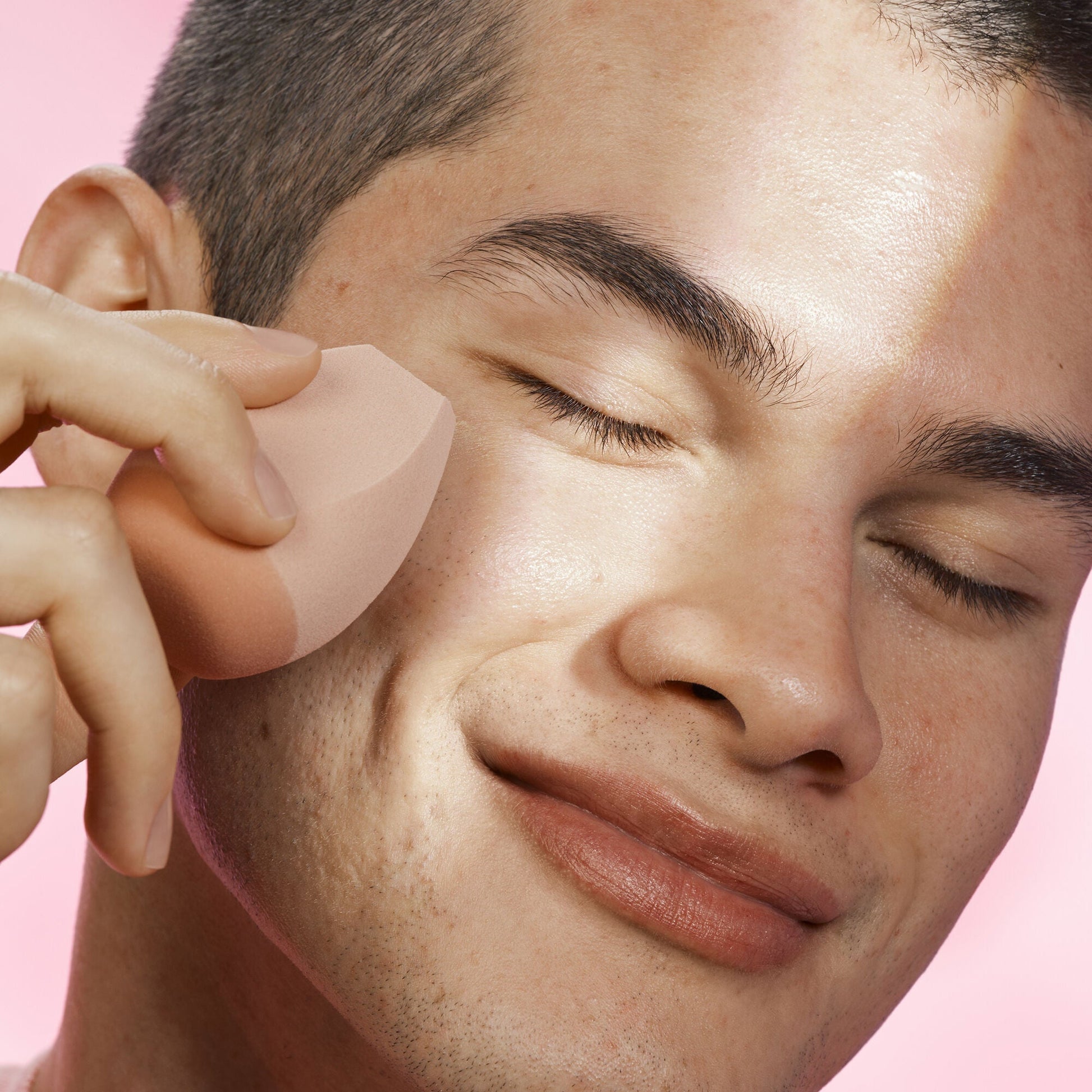 halo-glow-angled-silicone-face-sponge-i8 102124_HGST_Alfredo_Application_0134_v2_RGB_IGF.jpg