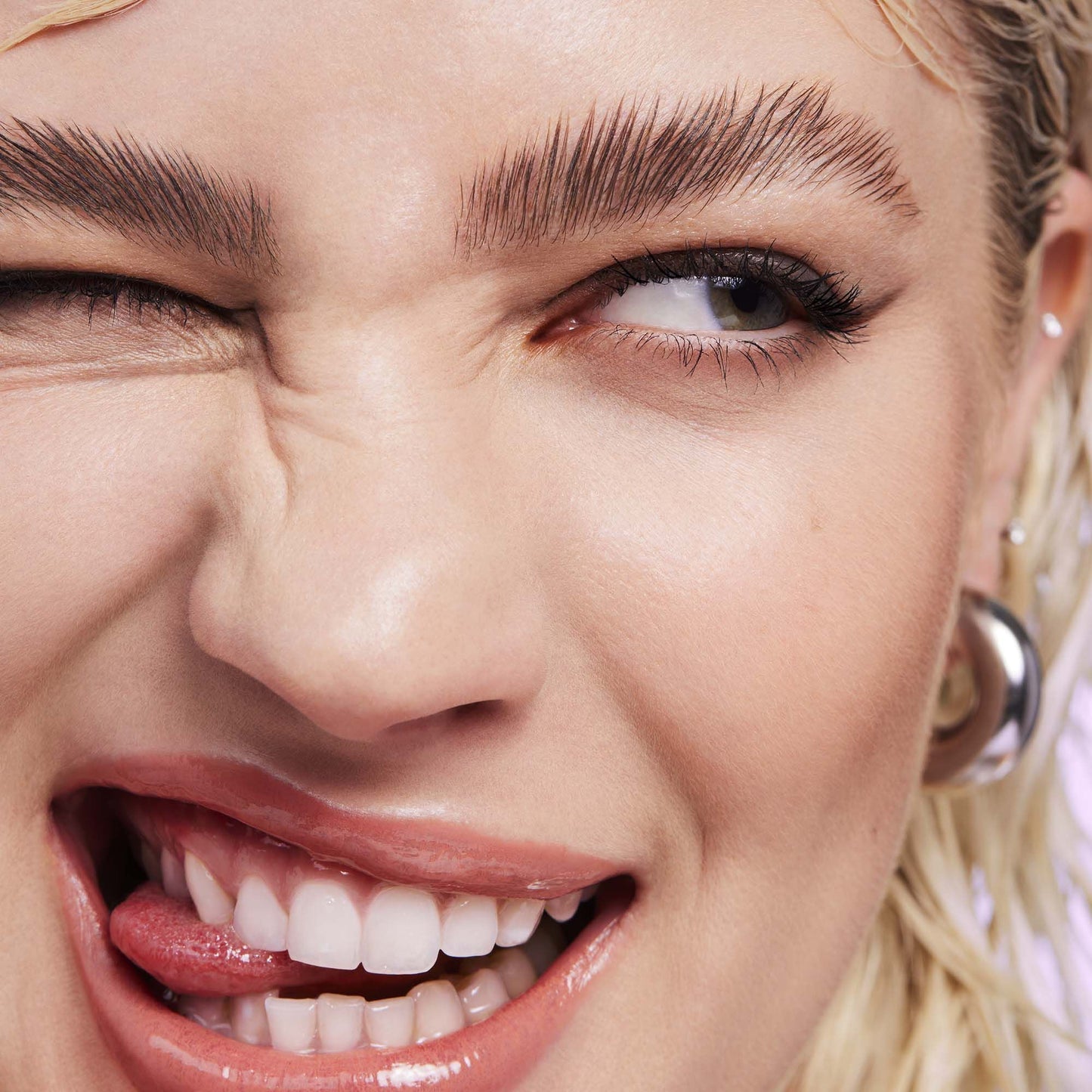 brow-laminating-gel-z4 110923_Genevieve_BrowGel_App-Vibe_6982_RGB_IGF.jpg