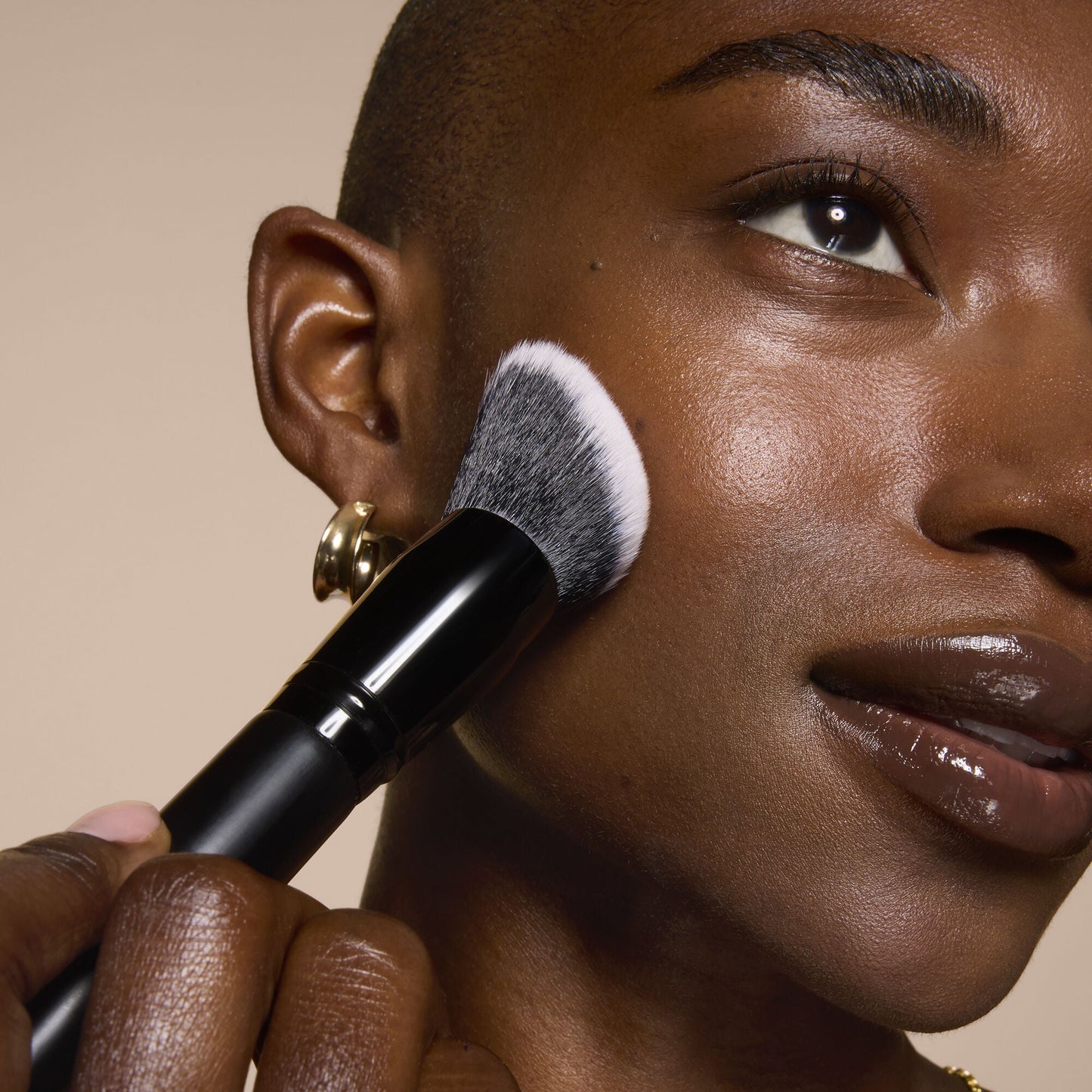 smooth-swipe-foundation-brush-t9 81456_MOM_SMOOTH_SWIPE_FOUNDATION_BRUSH_TOOL_SHOT_IYANNA_0169_V4.jpg