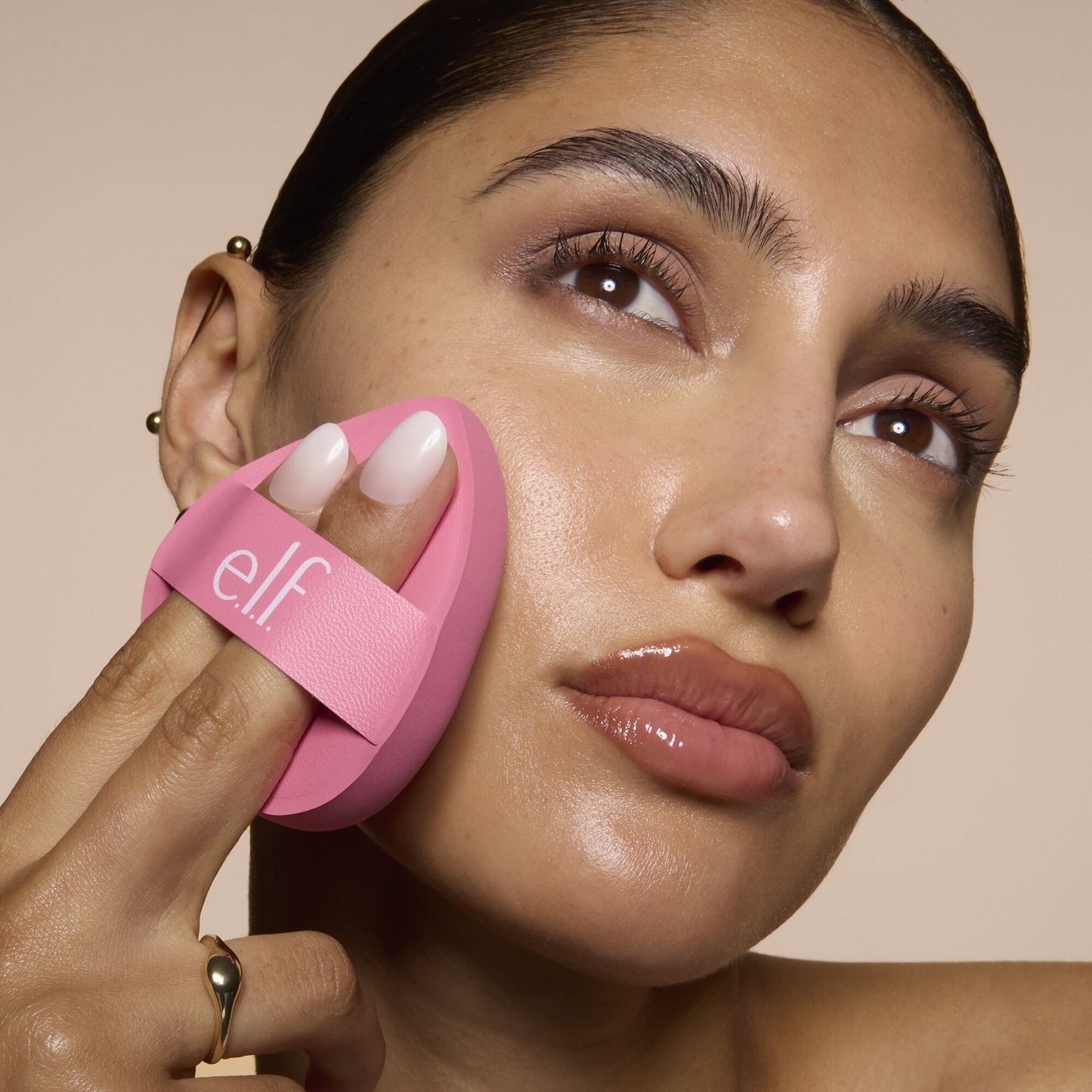 pillow-puff-foundation-sponge-d9 81838_MOM_PILLOW_PUFF_FOUNDATION_SPONGE_TOOL_SHOT_SONALI_0126_V2.jpg