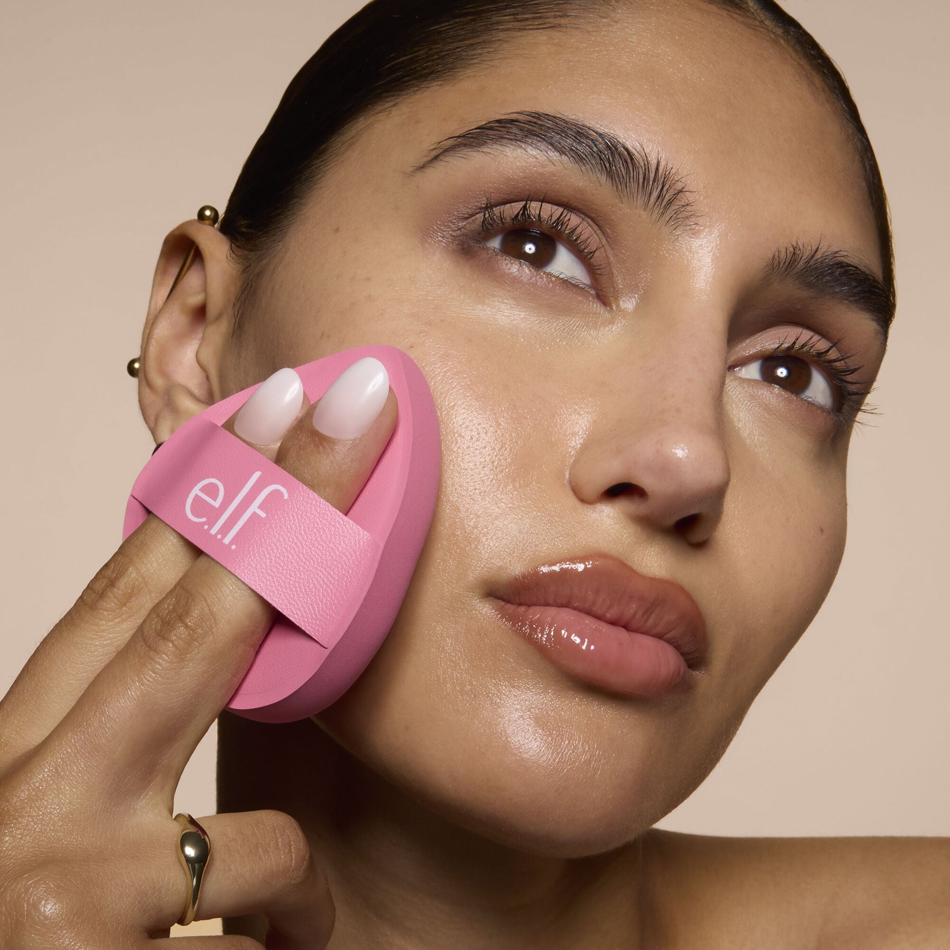 pillow-puff-foundation-sponge-d9 81838_MOM_PILLOW_PUFF_FOUNDATION_SPONGE_TOOL_SHOT_SONALI_0126_V2.jpg