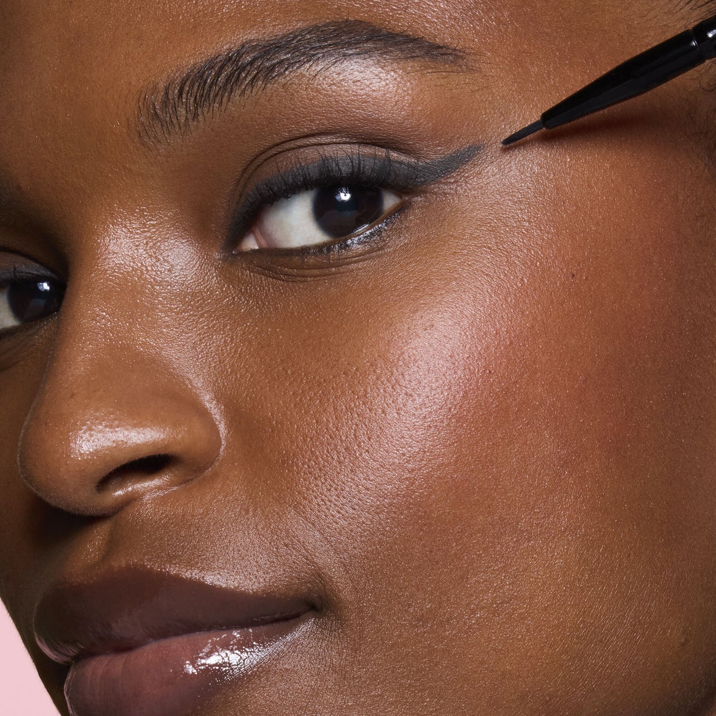 ultra-fine-eyeliner-brush-g7 81915_ULTRA_FINE_EYELINER_BRUSH_TOOL_SHOT_MOM_TSHECA_0120_v2.jpg