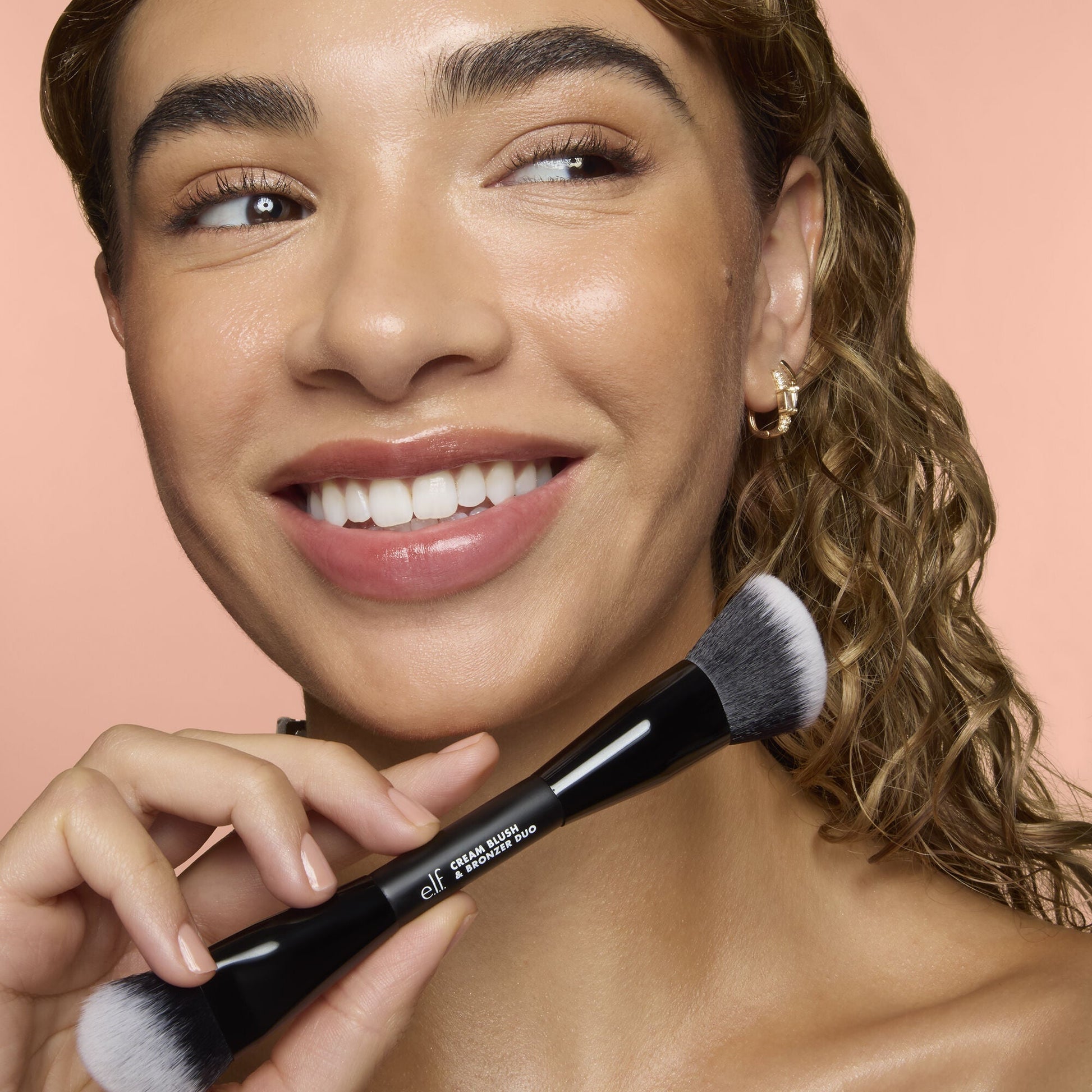 cream-blush-and-bronzer-duo-brush-f1 83857_CREAM_BLUSH_BRONZER_DUO_BRUSH_Q4_Alyssa_0103_V3_7510f340-cab5-4e94-b40f-1ad3f84fd183.jpg