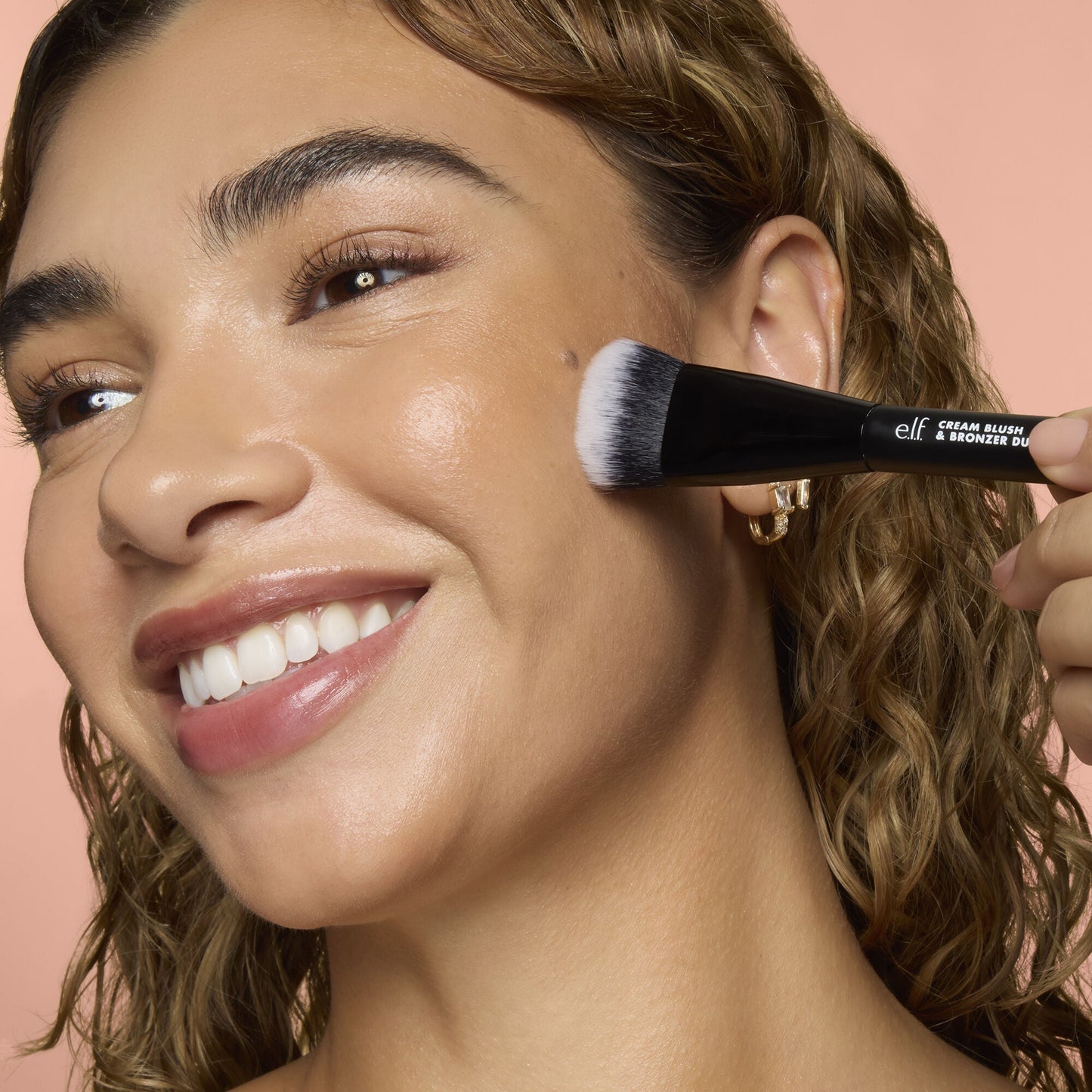 cream-blush-and-bronzer-duo-brush-f1 83857_CREAM_BLUSH_BRONZER_DUO_BRUSH_Q4_Alyssa_0173_V4_388aa08a-f9a4-4160-ae36-d9cdde1f6141.jpg