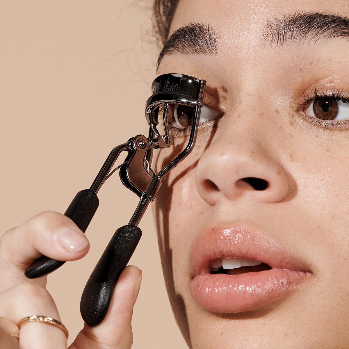 pro-eyelash-curler-m7 84067_ProEyelashCurler_Model.jpg