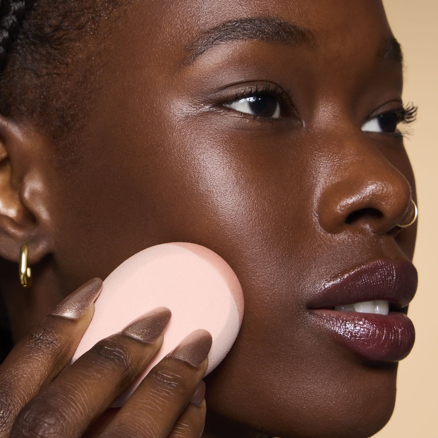 halo-glow-angled-silicone-face-sponge-i8 84235_HALO_GLOW_ANGLED_SILICONE_FACE_SPONGE_BILLIE_0078_V3.jpg