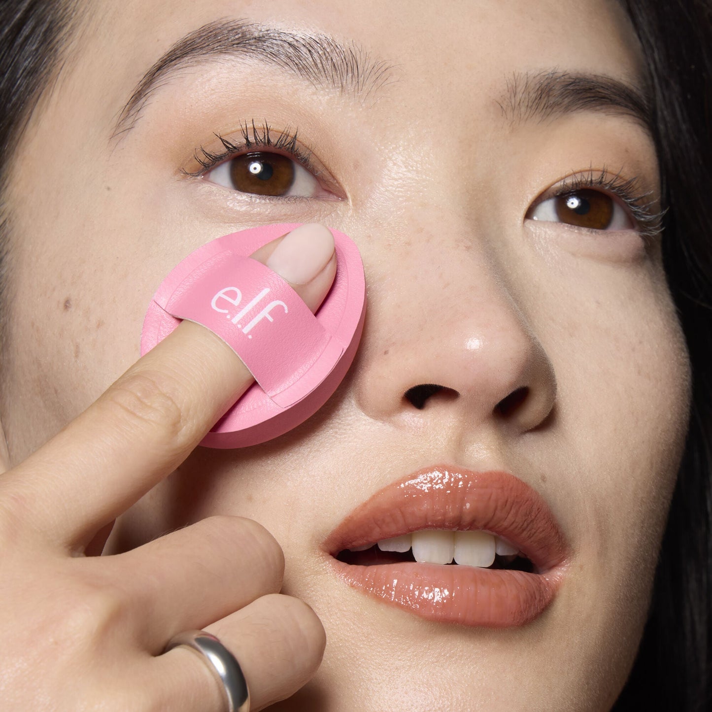 pillow-puff-concealer-sponge-j6 85120_MOM_PILLOW_PUFF_CONCEALER_SPONGE_TOOL_SHOT_SAKURA_V1_0095_V3.jpg